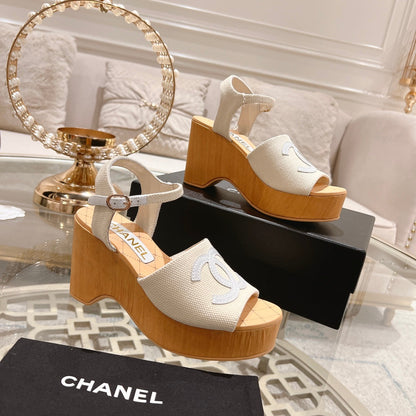 WEDGE SANDALS IN WHITE LAMBSKIN WITH LOGO