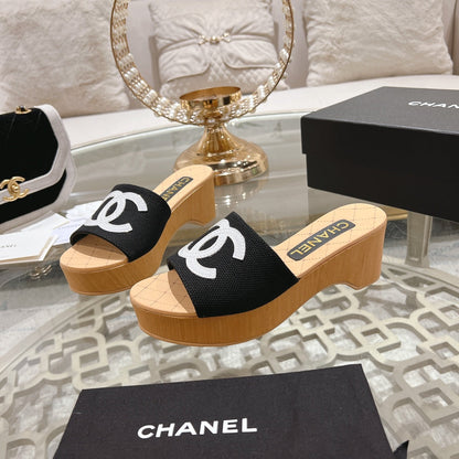 WEDGE PLATFORM IN BLACK LAMBSKIN WITH WHITE LOGO