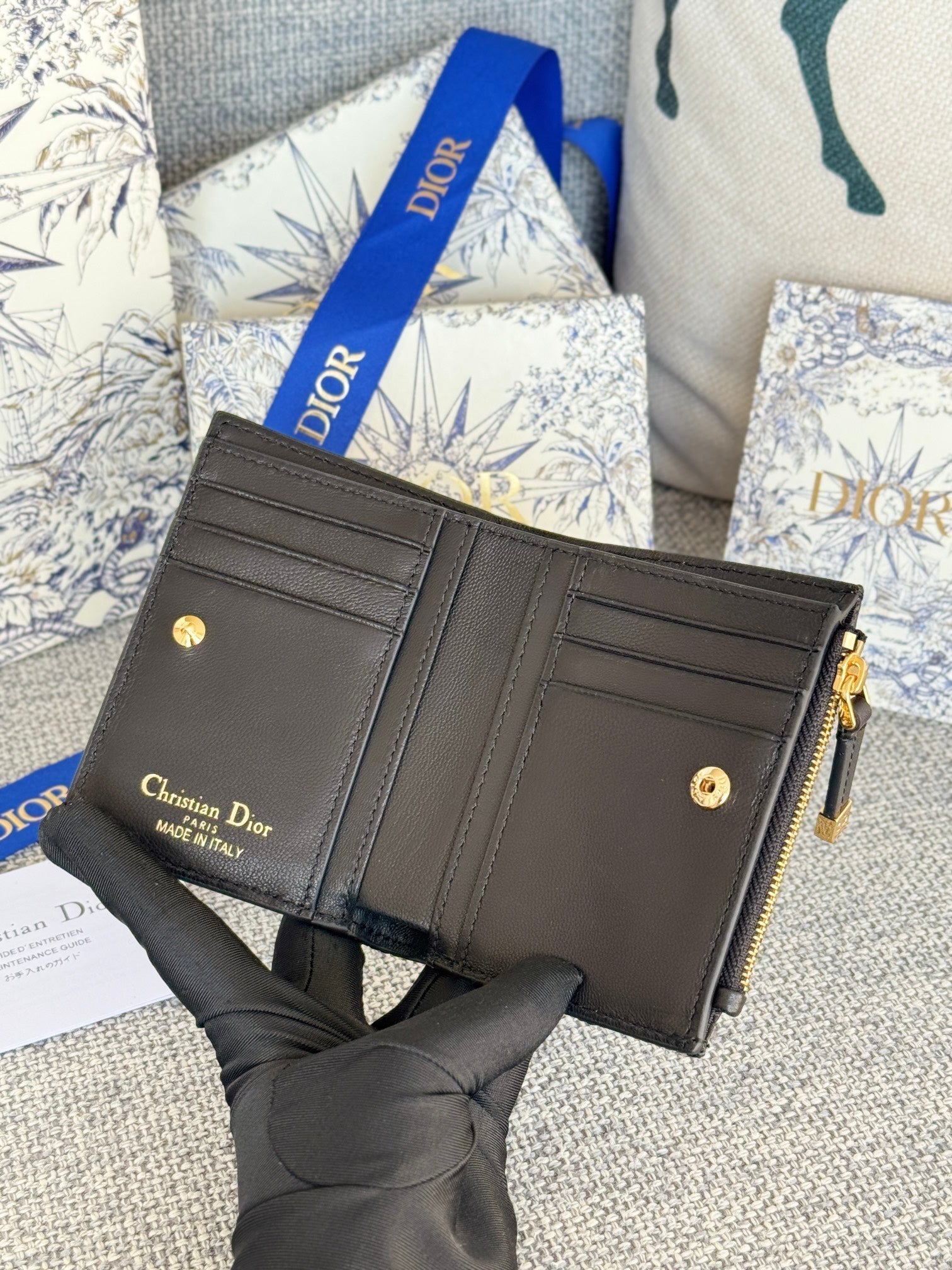 BIFOLD WALLET 11 IN BLACK QUILTED ALLOVER CALFSKIN