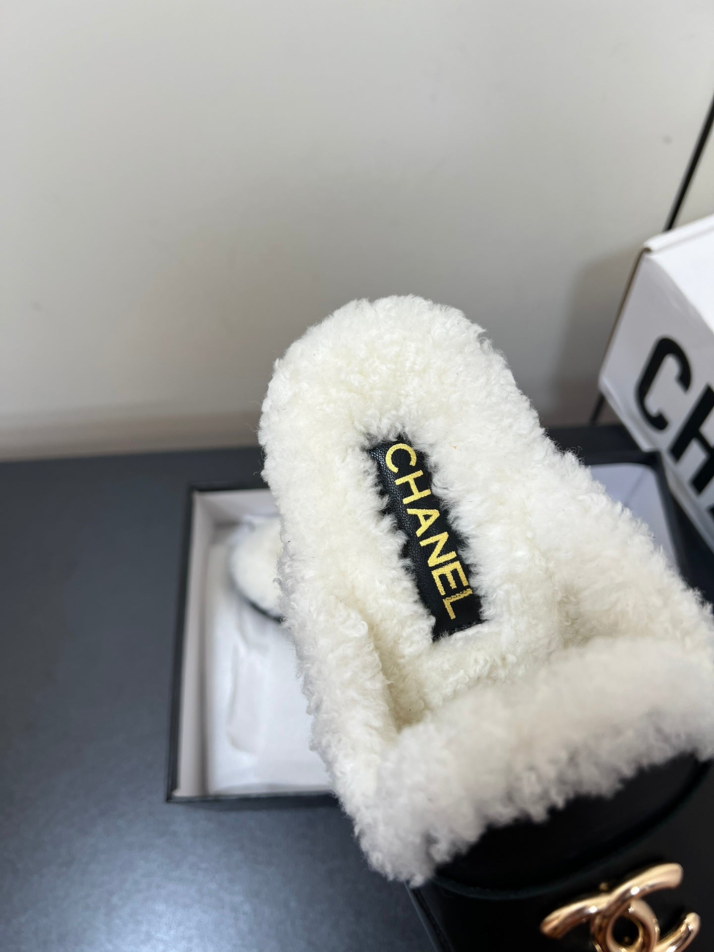 LOAFERS MULE IN BLACK CALFSKIN AND WHITE FLEECE LINING