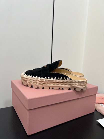 MULES SLIPPERS IN BLACK SUEDE WITH GOLD COIN