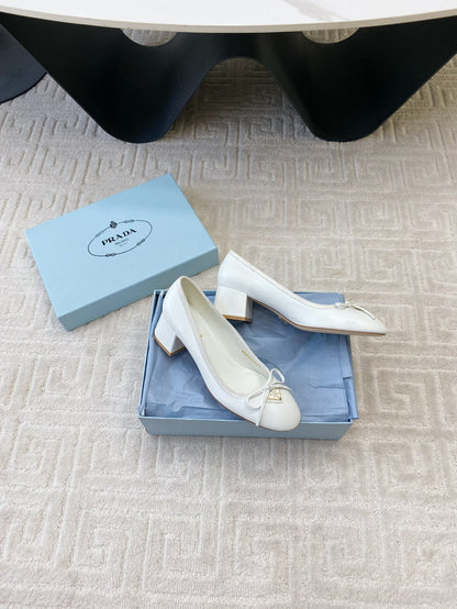 BALLERINA PUMPS WITH TRIANGLE LOGO AND BOW IN WHITE CALFSKIN