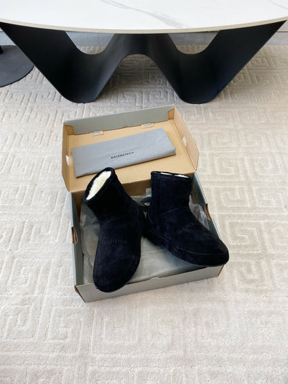 FLAT ANKLE BOOTS IN BLACK SUEDE AND SHEARLING LINING
