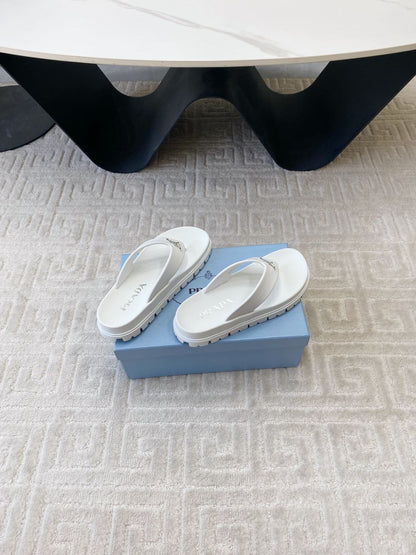 THICK-SOLED FLIP FLOPS IN BLACK RUBBER