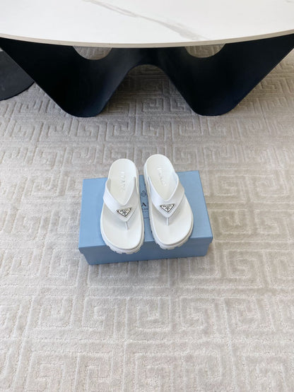 THICK-SOLED FLIP FLOPS IN BLACK RUBBER