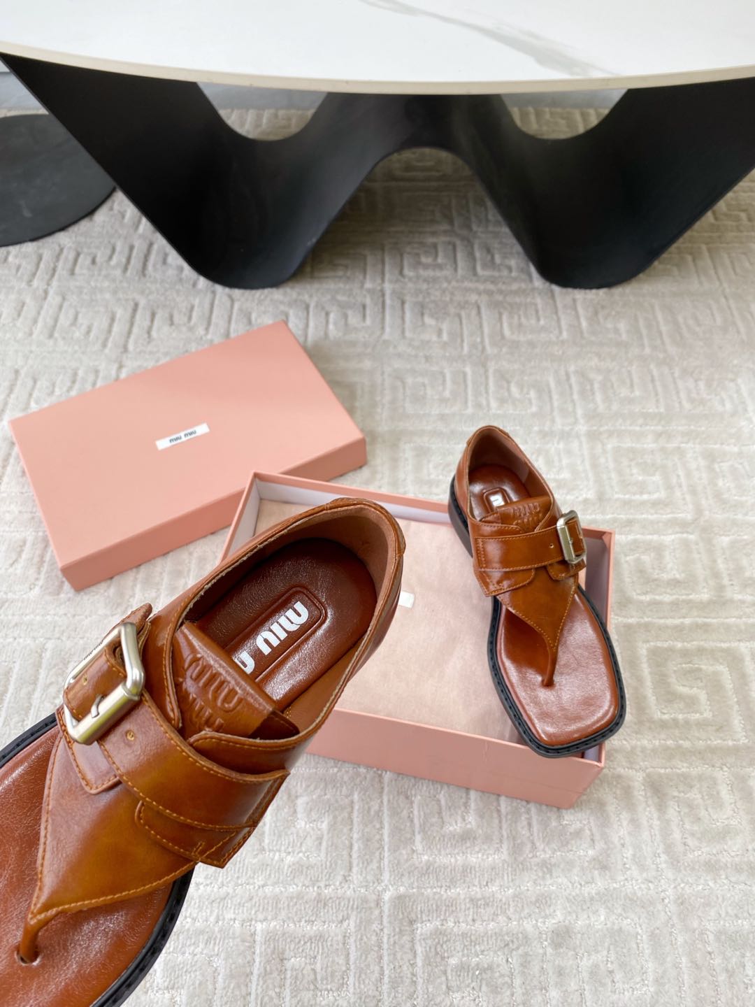 THONG SANDALS IN SIENNA BROWN SHINY LAMBSKIN WITH SILVER BUCKLE