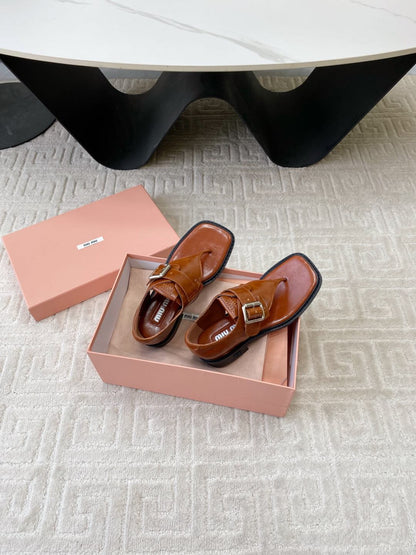 THONG SANDALS IN SIENNA BROWN SHINY LAMBSKIN WITH SILVER BUCKLE