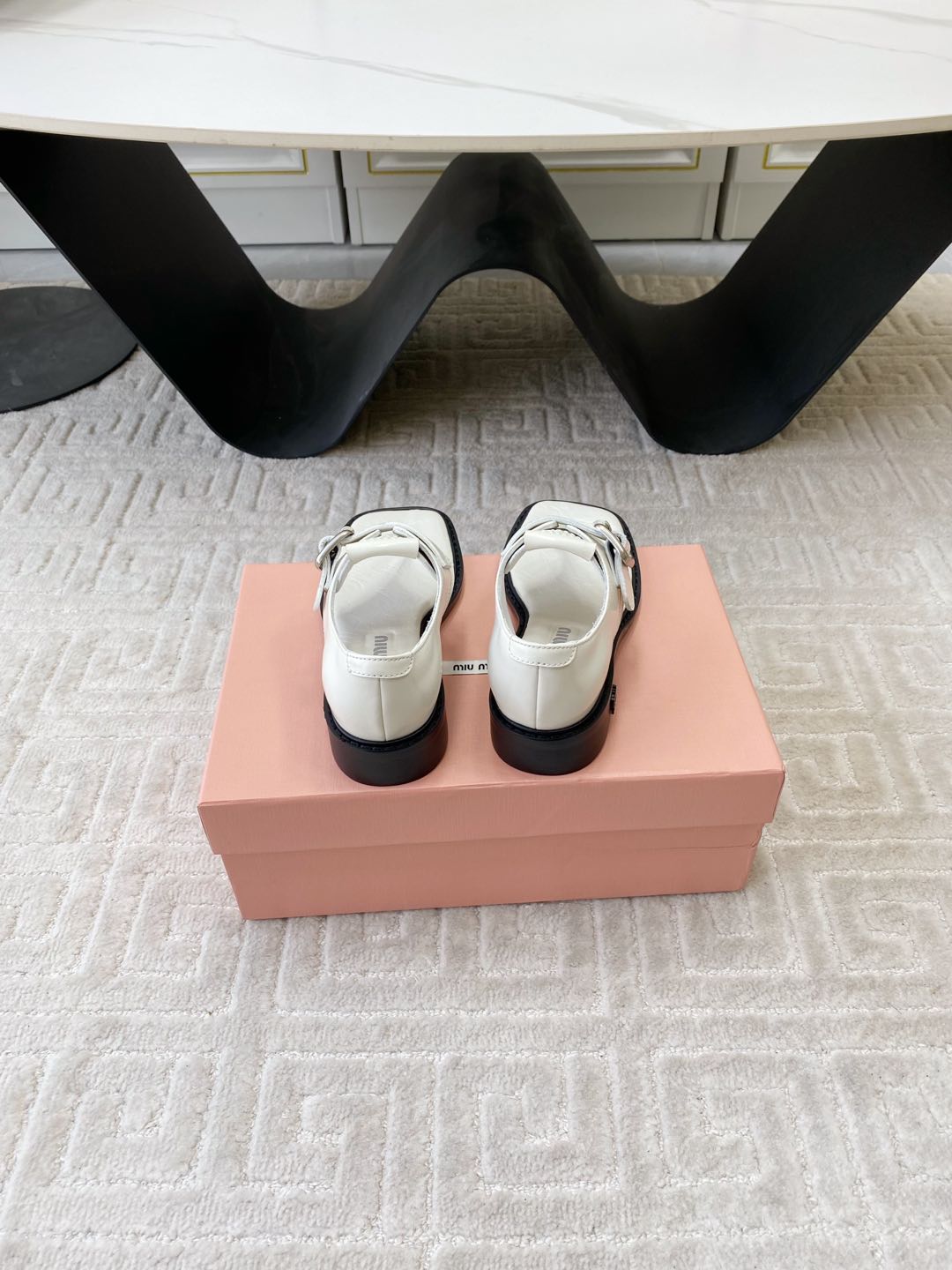 THONG SANDALS IN WHITE LAMBSKIN WITH SILVER BUCKLE