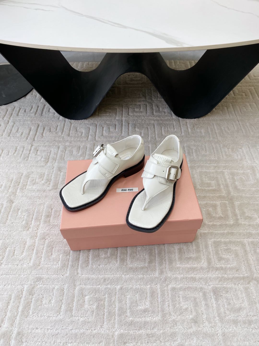 THONG SANDALS IN WHITE LAMBSKIN WITH SILVER BUCKLE