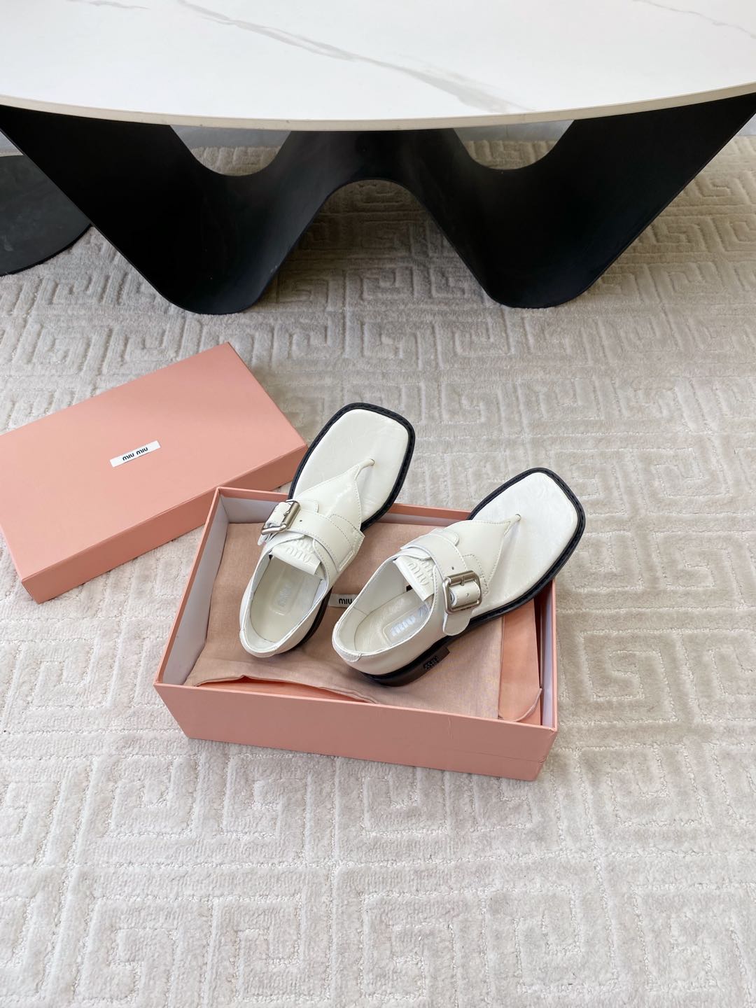 THONG SANDALS IN WHITE LAMBSKIN WITH SILVER BUCKLE