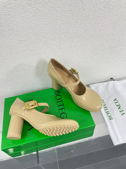 ATOMIC MARY-JANE PUMP 9 CM IN BISQUE BEIGE CALFSKIN