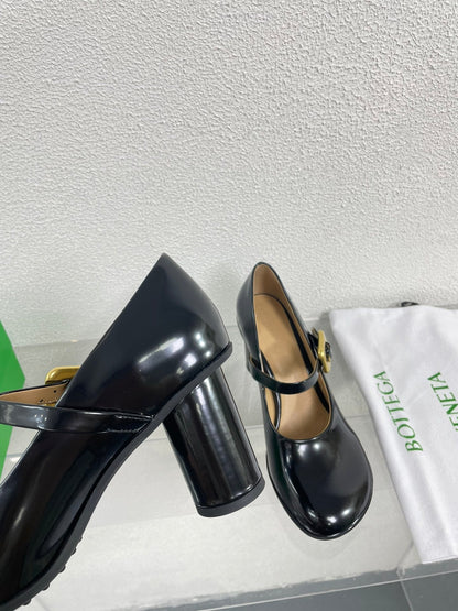 ATOMIC MARY-JANE PUMP 9 CM IN BLACK CALFSKIN