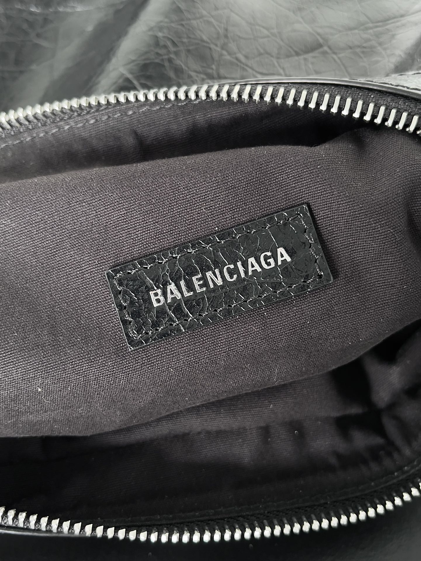 SUPERBUSY MESSENGER BAG 33 IN BLACK ARENA LAMBSKIN