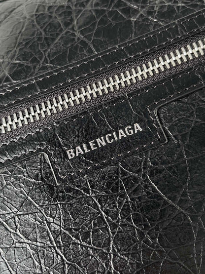 SUPERBUSY MESSENGER BAG 33 IN BLACK ARENA LAMBSKIN