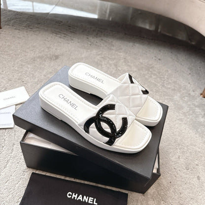 SLIPPERS IN WHITE CALFSKIN QUILTED
