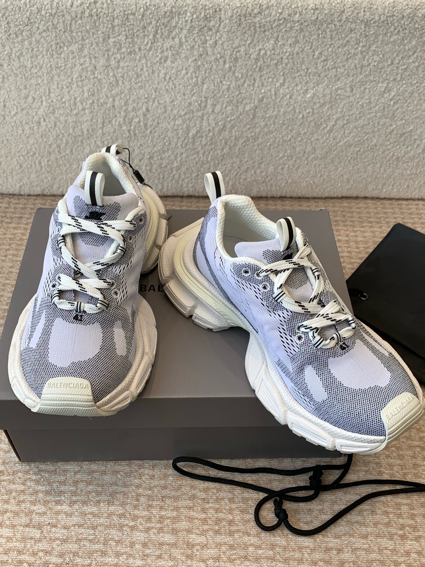 UNDER ARMOUR 3XL KNIT SNEAKER IN LIGHT GRAY WHITE AND BLACK POLYESTER