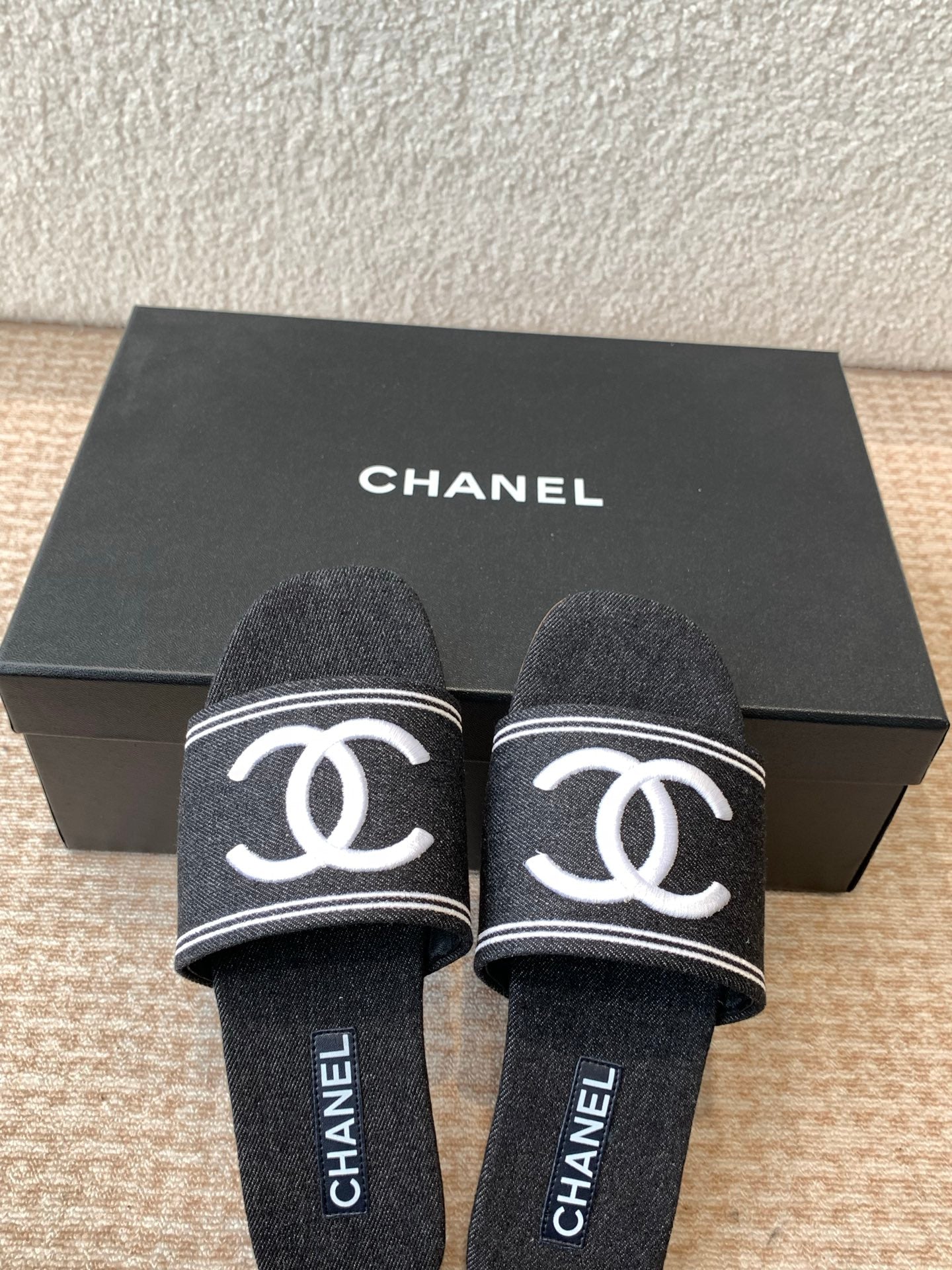 FLAT SLIDE IN BLACK DENIM WITH WHITE LOGO