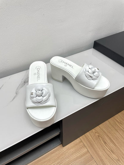 WEDGE PLATFORM WHITE LAMBSKIN WITH FLOWER