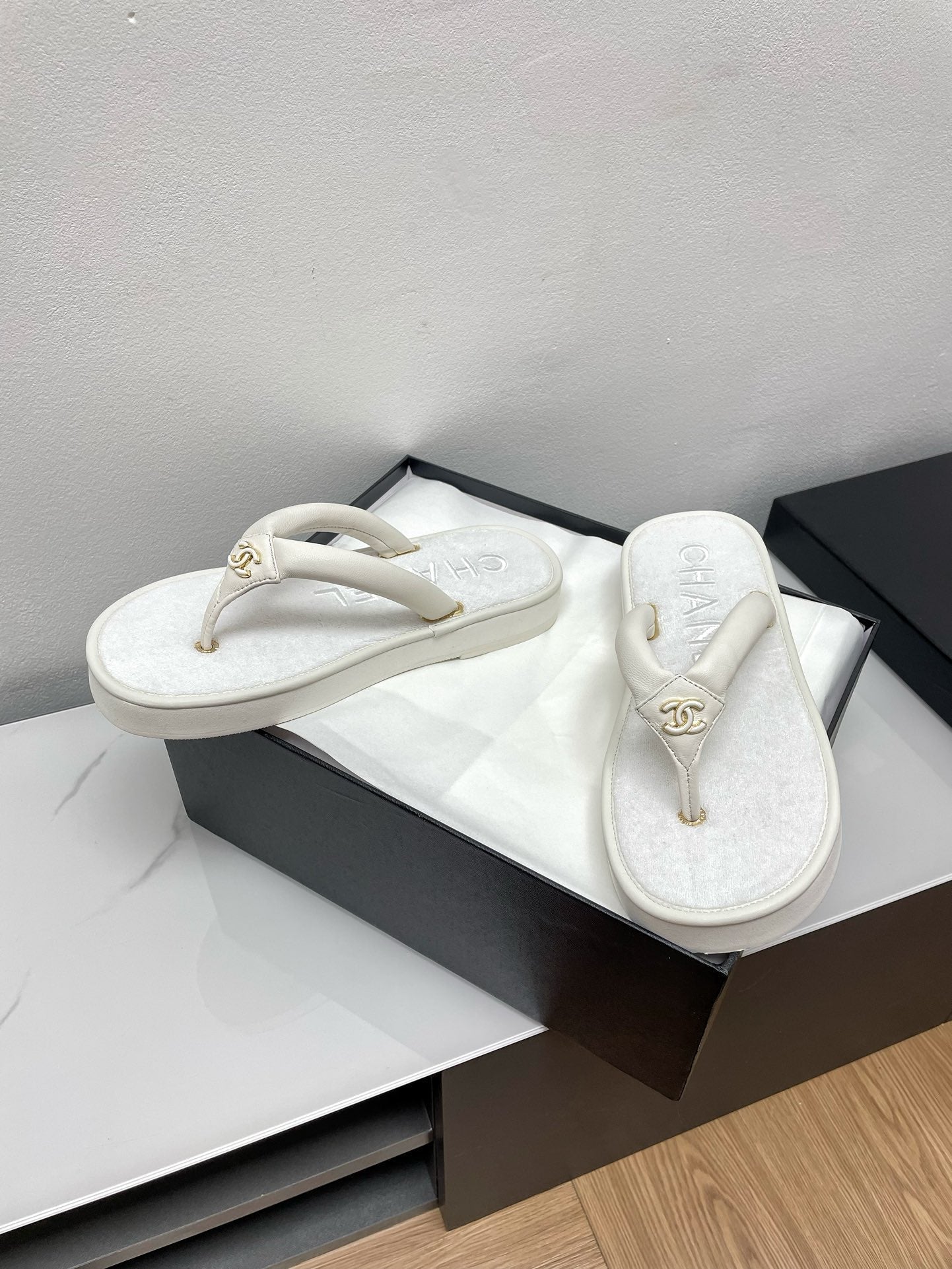 THONG SLIPPERS IN WHITE LAMBSKIN