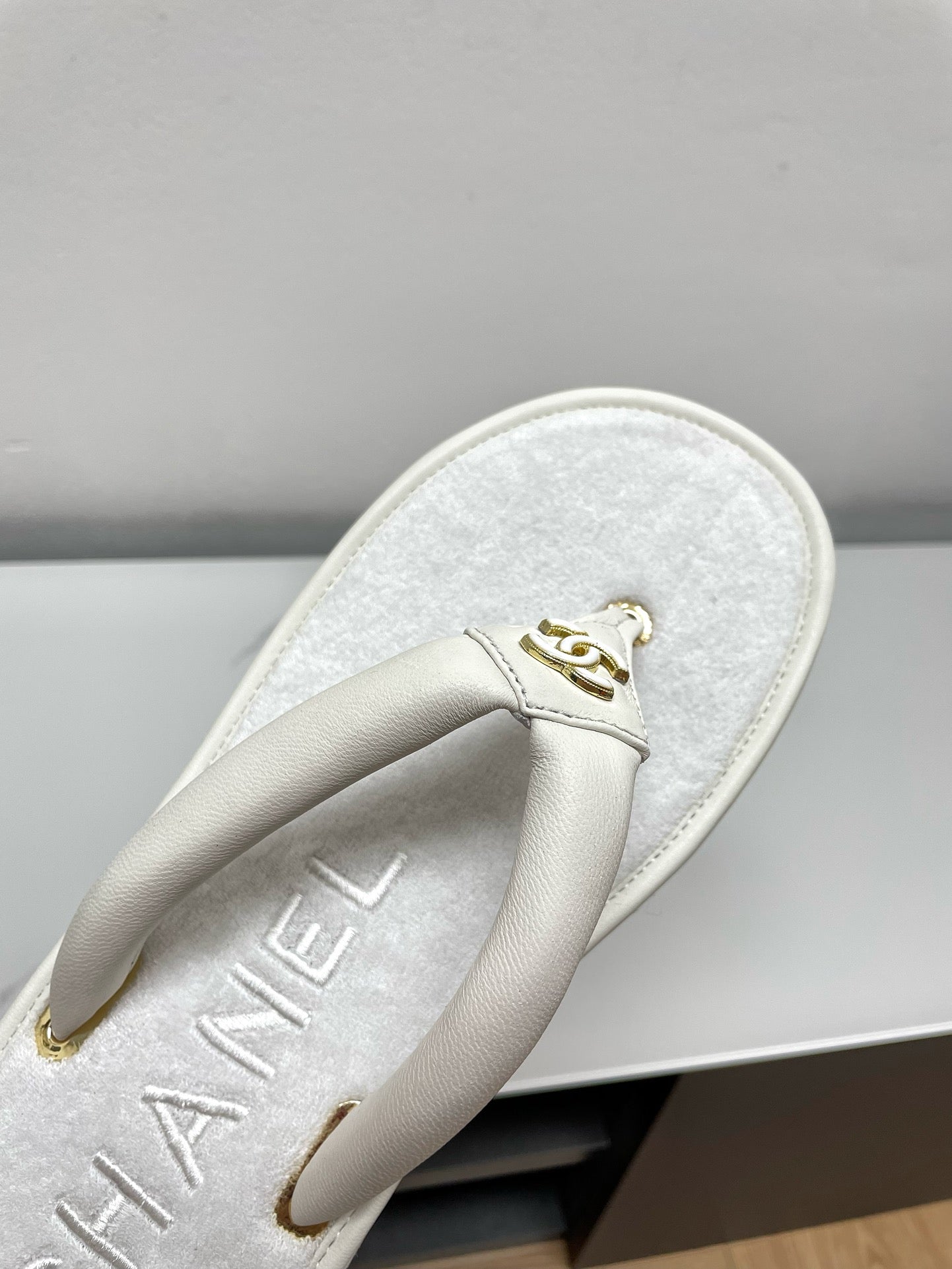 THONG SLIPPERS IN WHITE LAMBSKIN