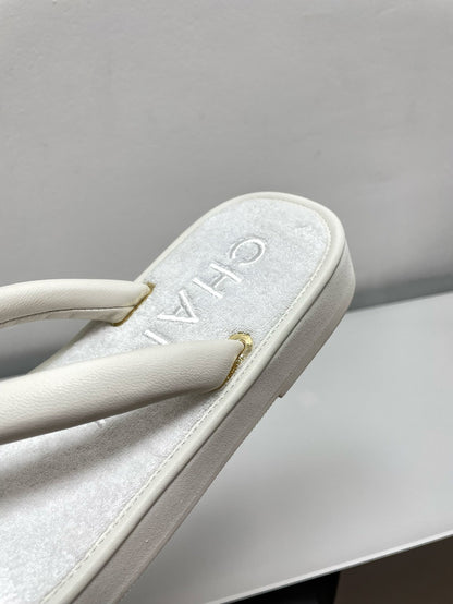 THONG SLIPPERS IN WHITE LAMBSKIN