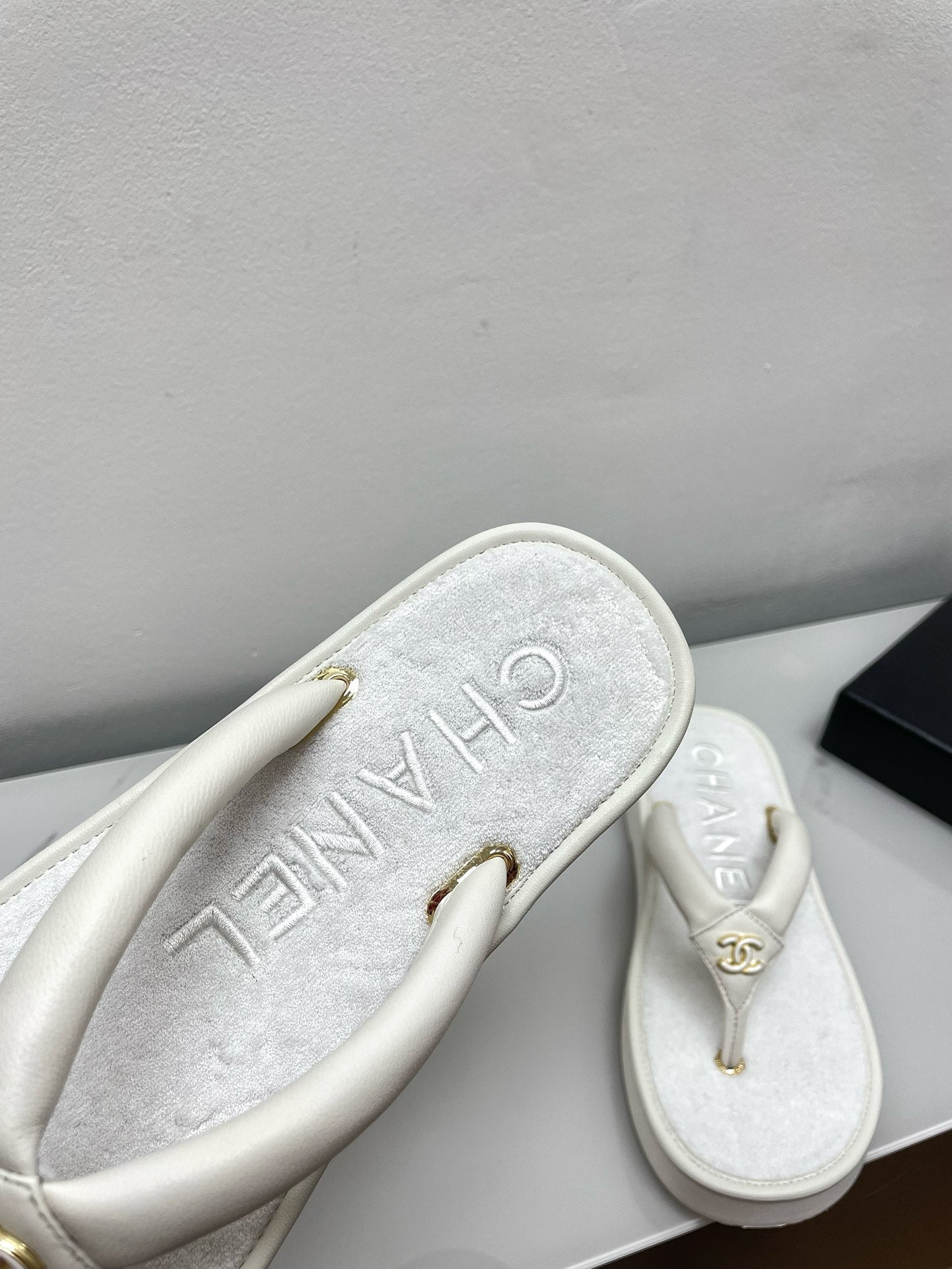 THONG SLIPPERS IN WHITE LAMBSKIN