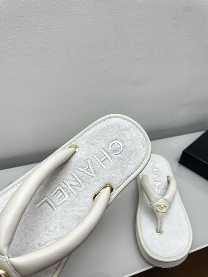 THONG SLIPPERS IN WHITE LAMBSKIN