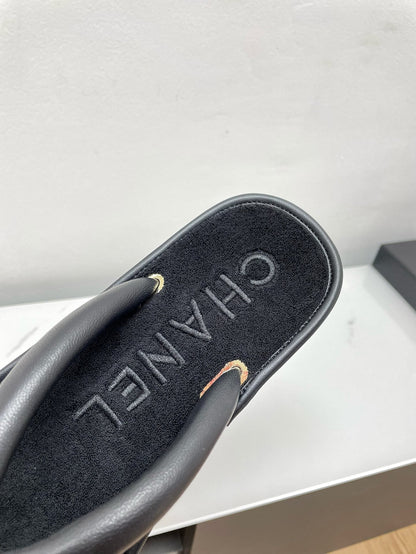 THONG SLIPPERS IN BLACK LAMBSKIN