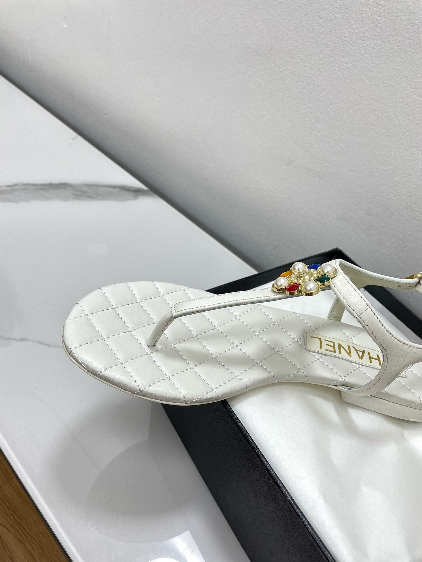 THONG SANDALS WITH COLORFUL PEARL BUCKLE IN WHITE LAMBSKIN