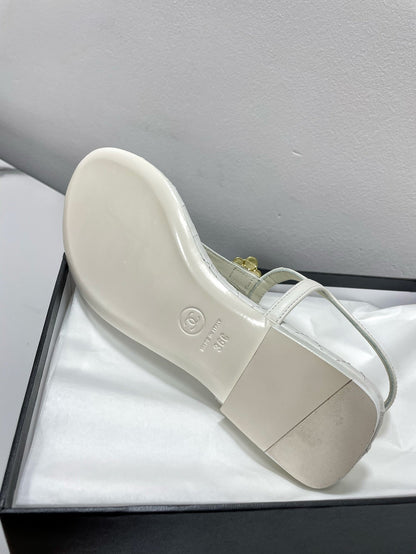 THONG SANDALS WITH COLORFUL PEARL BUCKLE IN WHITE LAMBSKIN