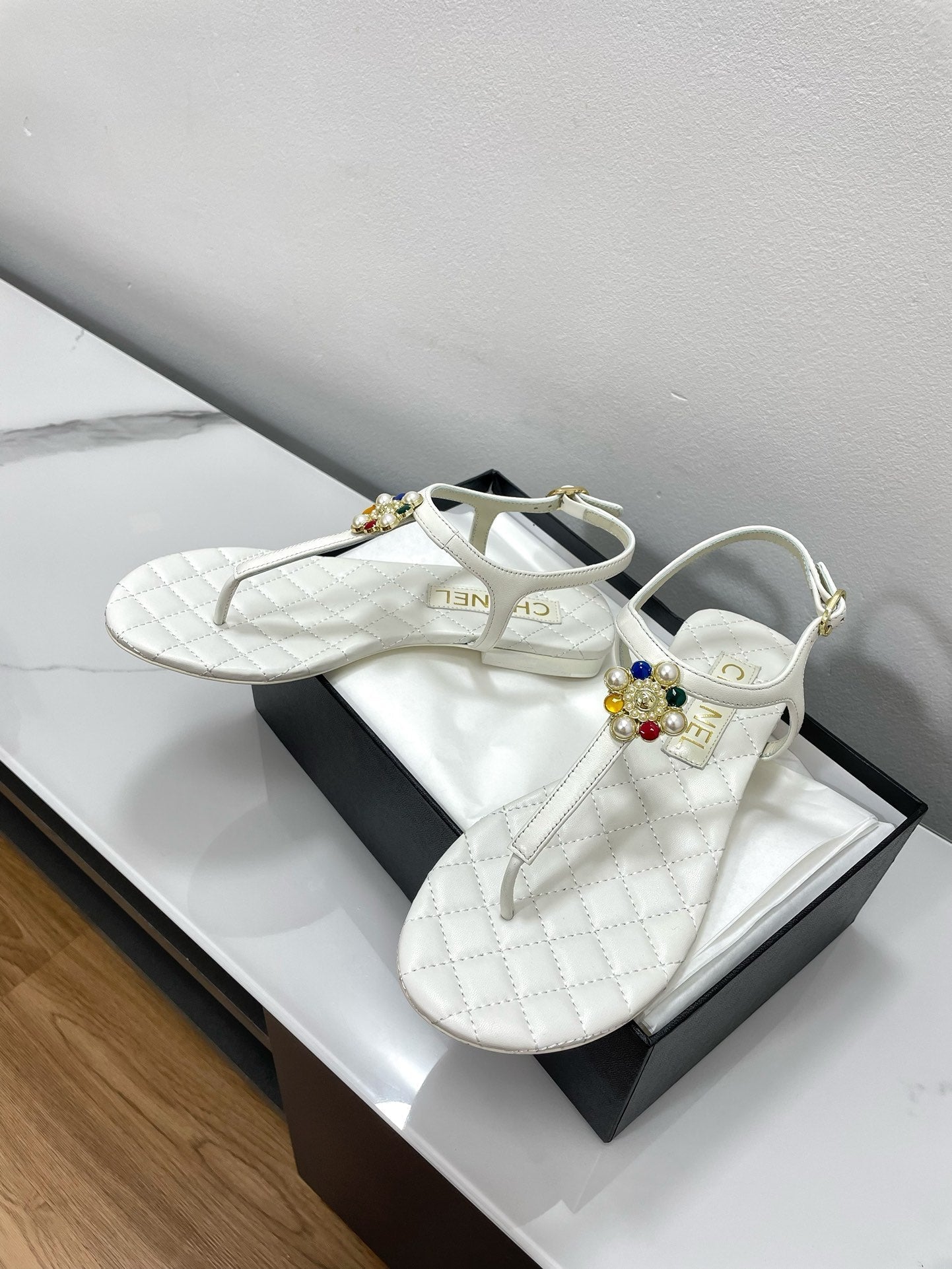 THONG SANDALS WITH COLORFUL PEARL BUCKLE IN WHITE LAMBSKIN
