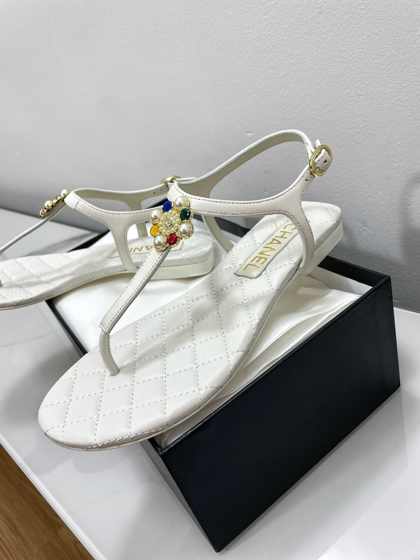 THONG SANDALS WITH COLORFUL PEARL BUCKLE IN WHITE LAMBSKIN