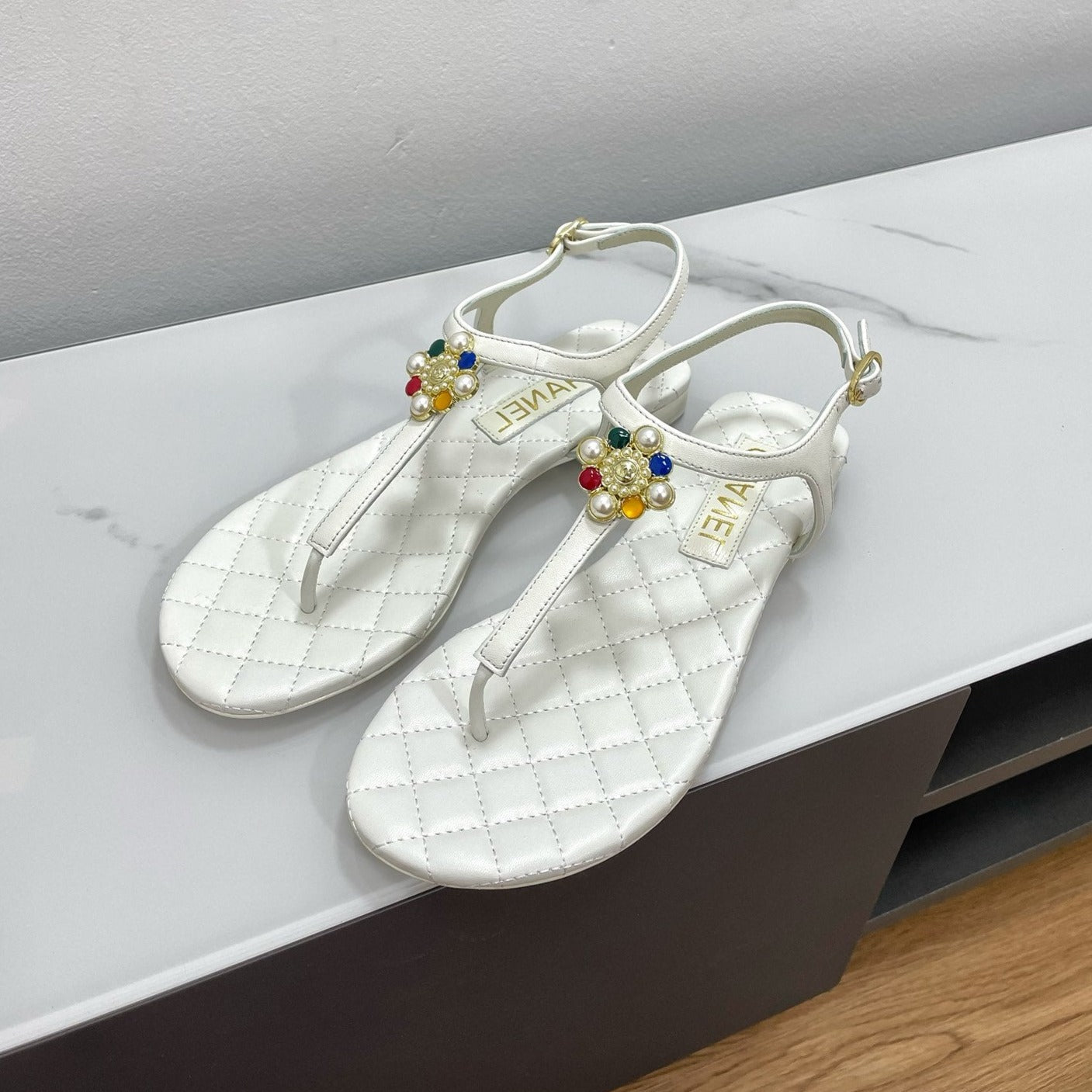 THONG SANDALS WITH COLORFUL PEARL BUCKLE IN WHITE LAMBSKIN