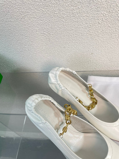 SHARP CHAIN PUMP 6 CM IN WHITE CALFSKIN