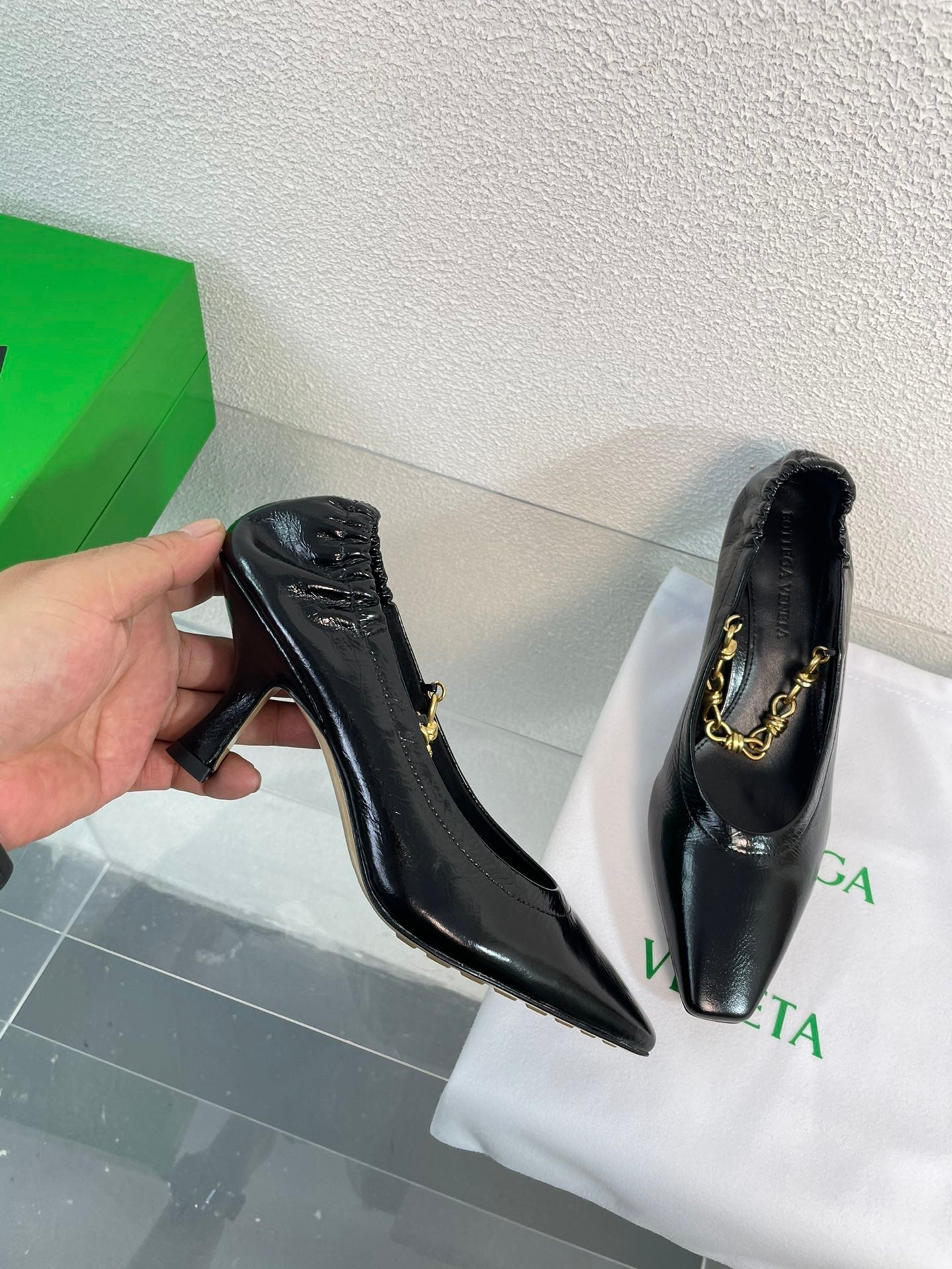 SHARP CHAIN PUMP 6 CM IN BLACK CALFSKIN