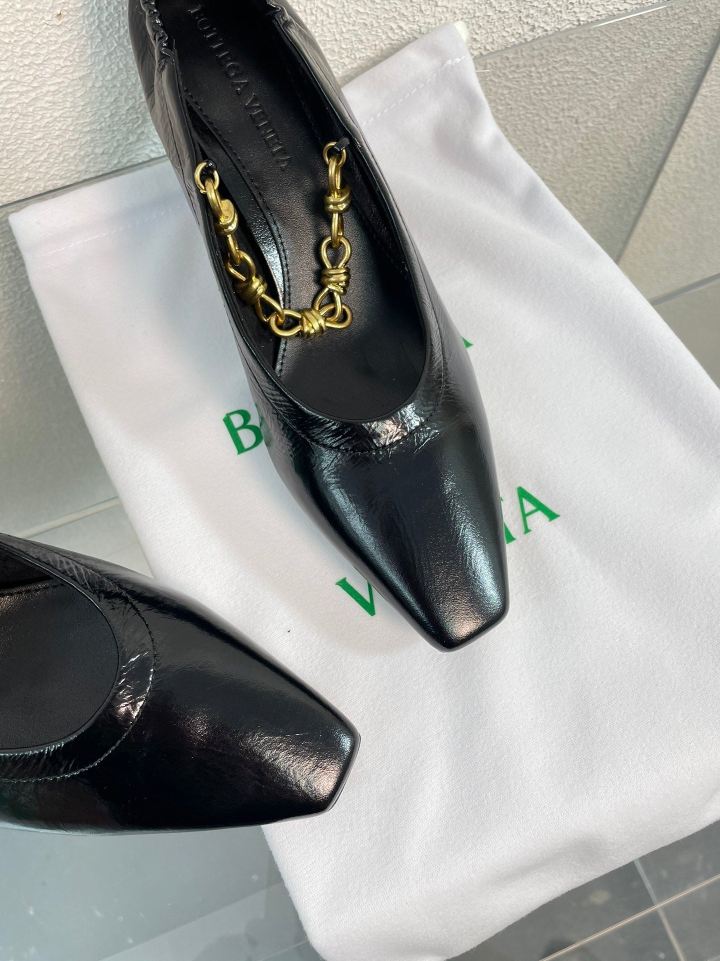 SHARP CHAIN PUMP 6 CM IN BLACK CALFSKIN
