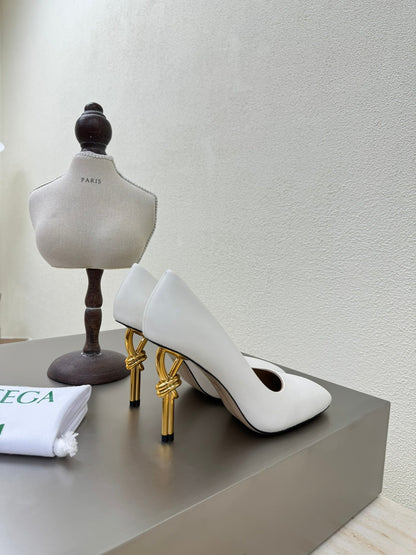 KNOT HIGH PUMP IN WHITE AND GOLD METAL HEEL 9 CM