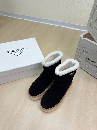 SUEDE BOOTS BLACK WITH SHEARLING LINING AND RUBBER FLATFORM SOLE