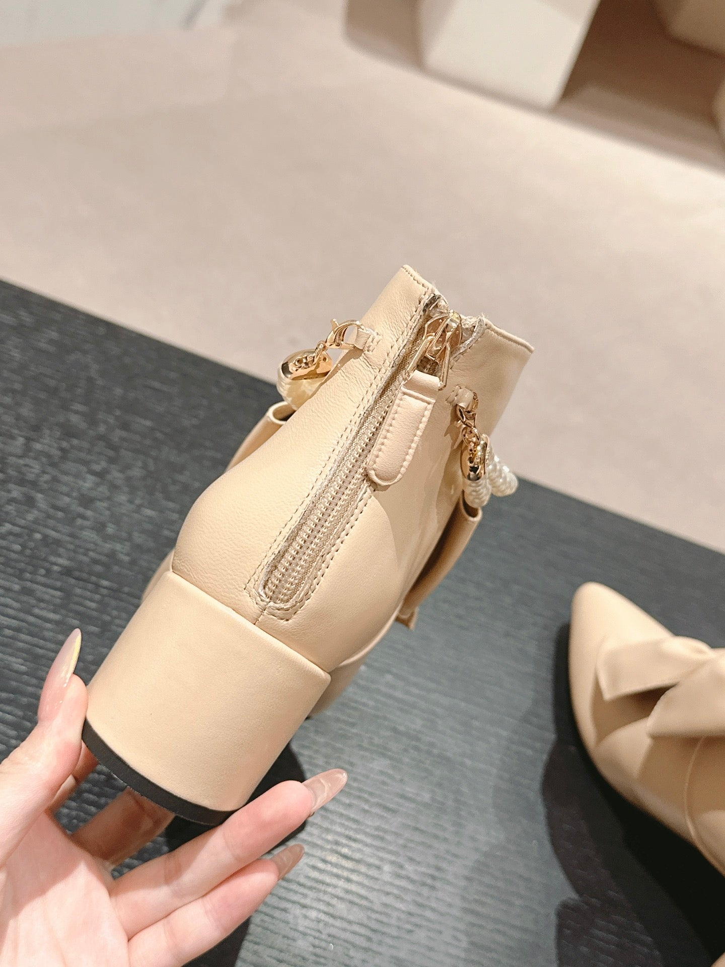 SHORT BOOTS IN BISQUE CREAM SHEEPSKIN WITH BOW