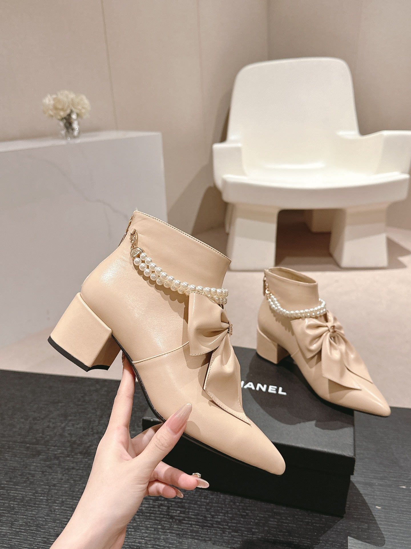 SHORT BOOTS IN BISQUE CREAM SHEEPSKIN WITH BOW
