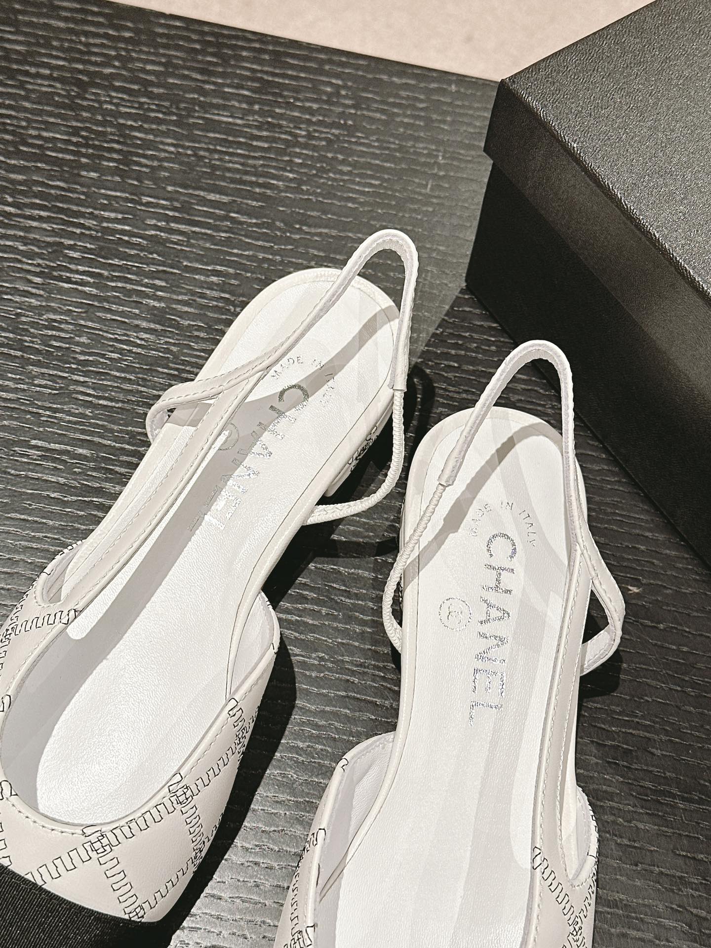SLINGBACKS IN WHITE LAMBSKIN AND BLACK SATIN