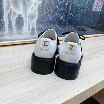 CC COMBAT OXFORD SHOES IN WHITE WRINKLED CALFSKIN AND BLACK GROSGRAIN WITH FAUX PEARL