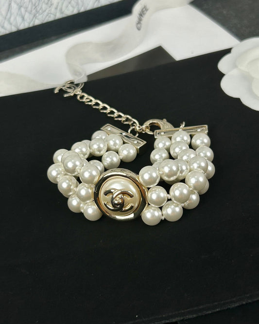 CC ROUND BUTTON RESIN BRACELET WITH THREE LAYERS OF PEARLS