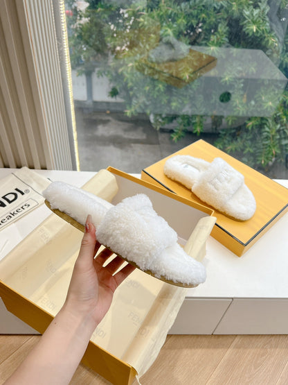 FLAT SLIDE IN WHITE FLEECE