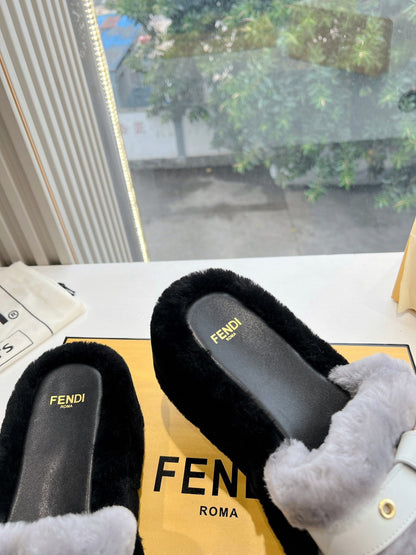 THICK-SOLDED SLIPPER IN PALE GRAY MIX BLACK LAMB FUR