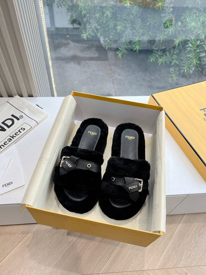 THICK-SOLDED SLIPPER IN BLACK LAMB FUR