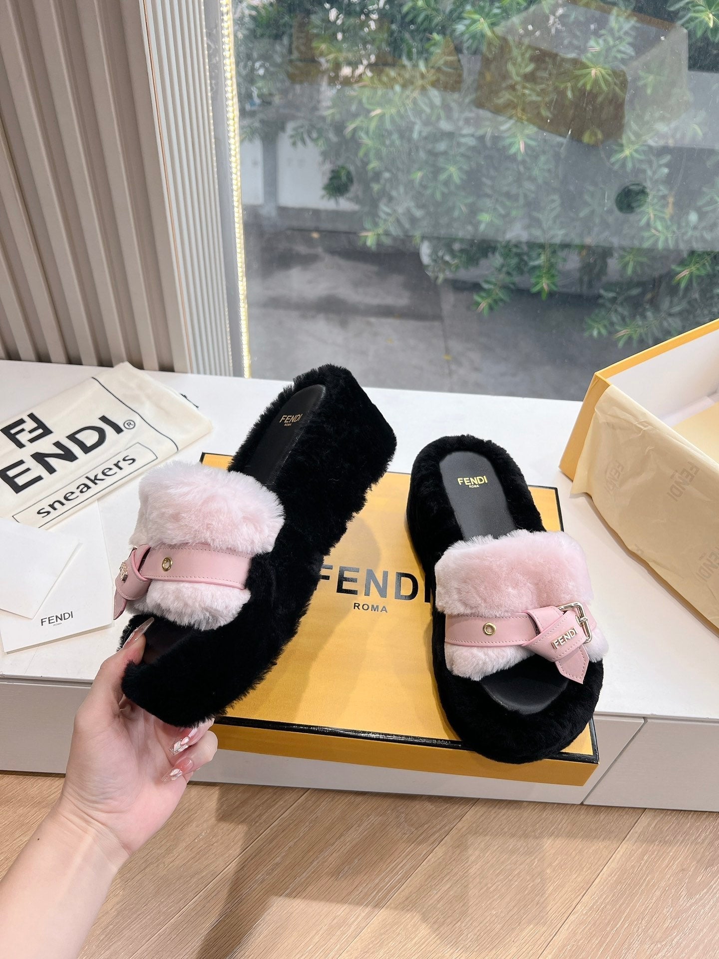 THICK-SOLDED SLIPPER IN BABY PINK MIX BLACK LAMB FUR