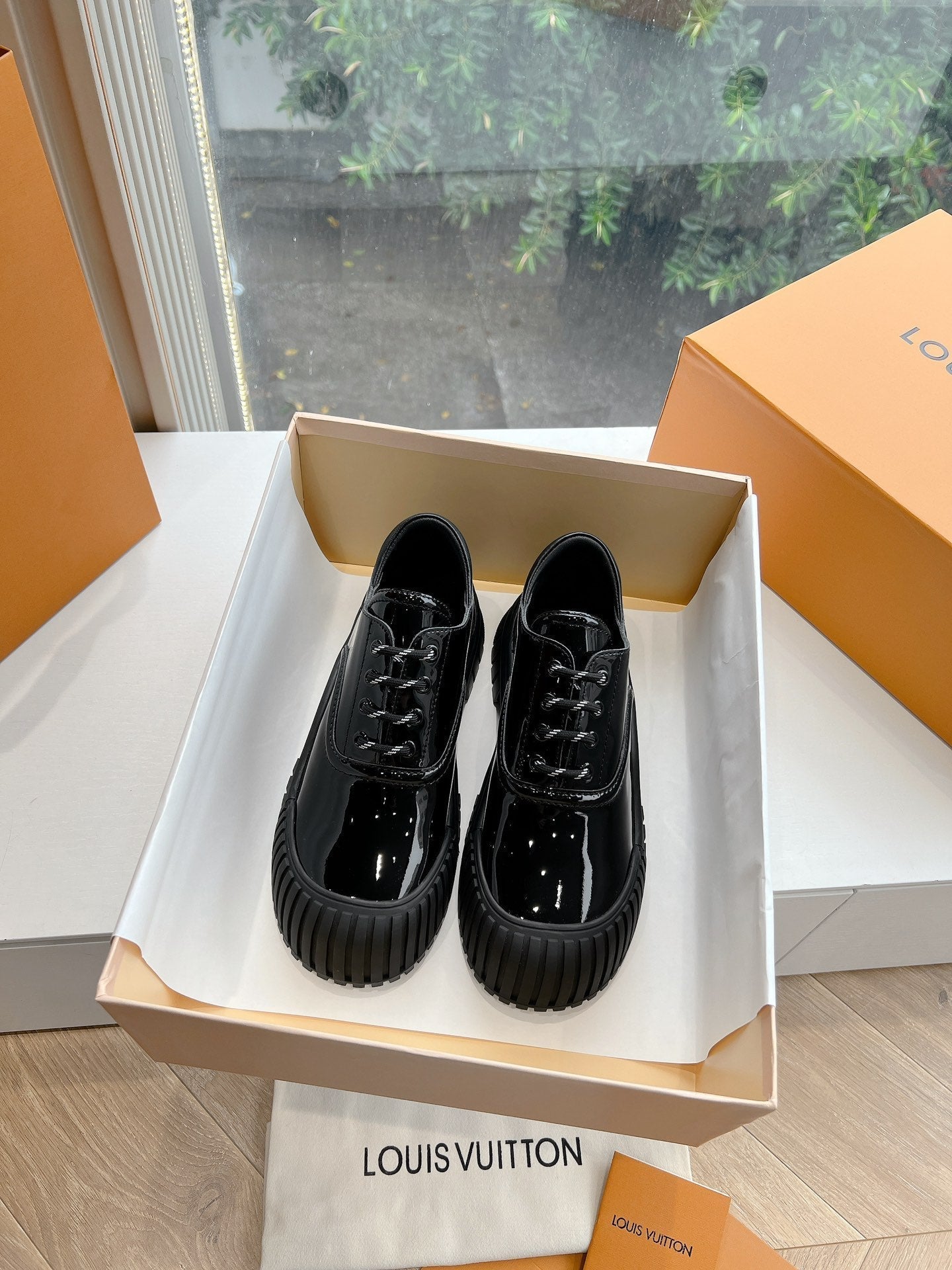 LV ARCHLIGHT SKATE SNEAKER IN BLACK GLOSSY CALFSKIN