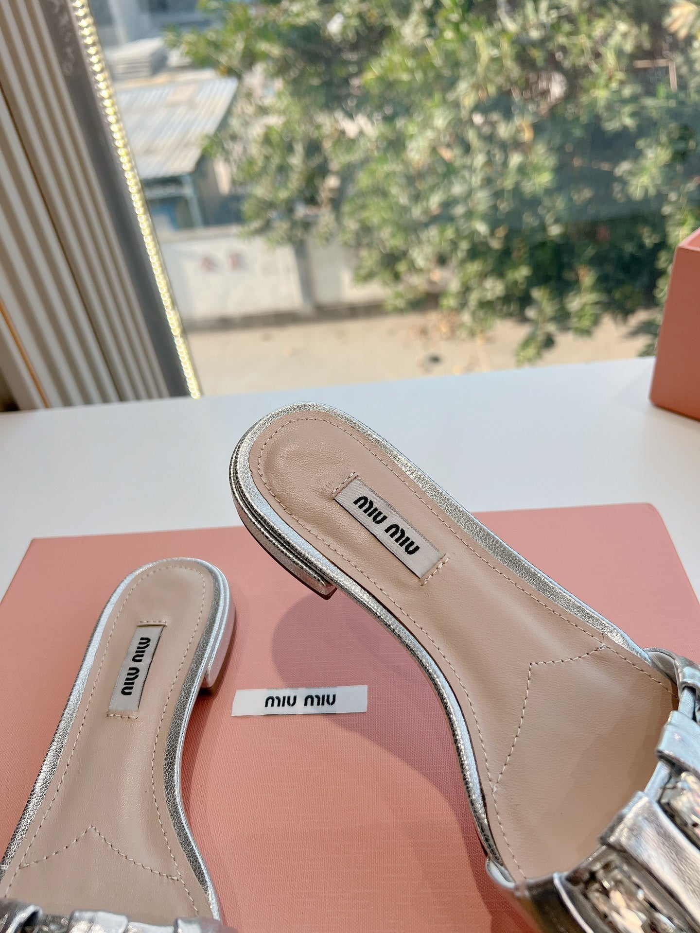 SLIDE SANDALS ATTACHED DIAMOND IN SILVER METALLIC LAMBSKIN