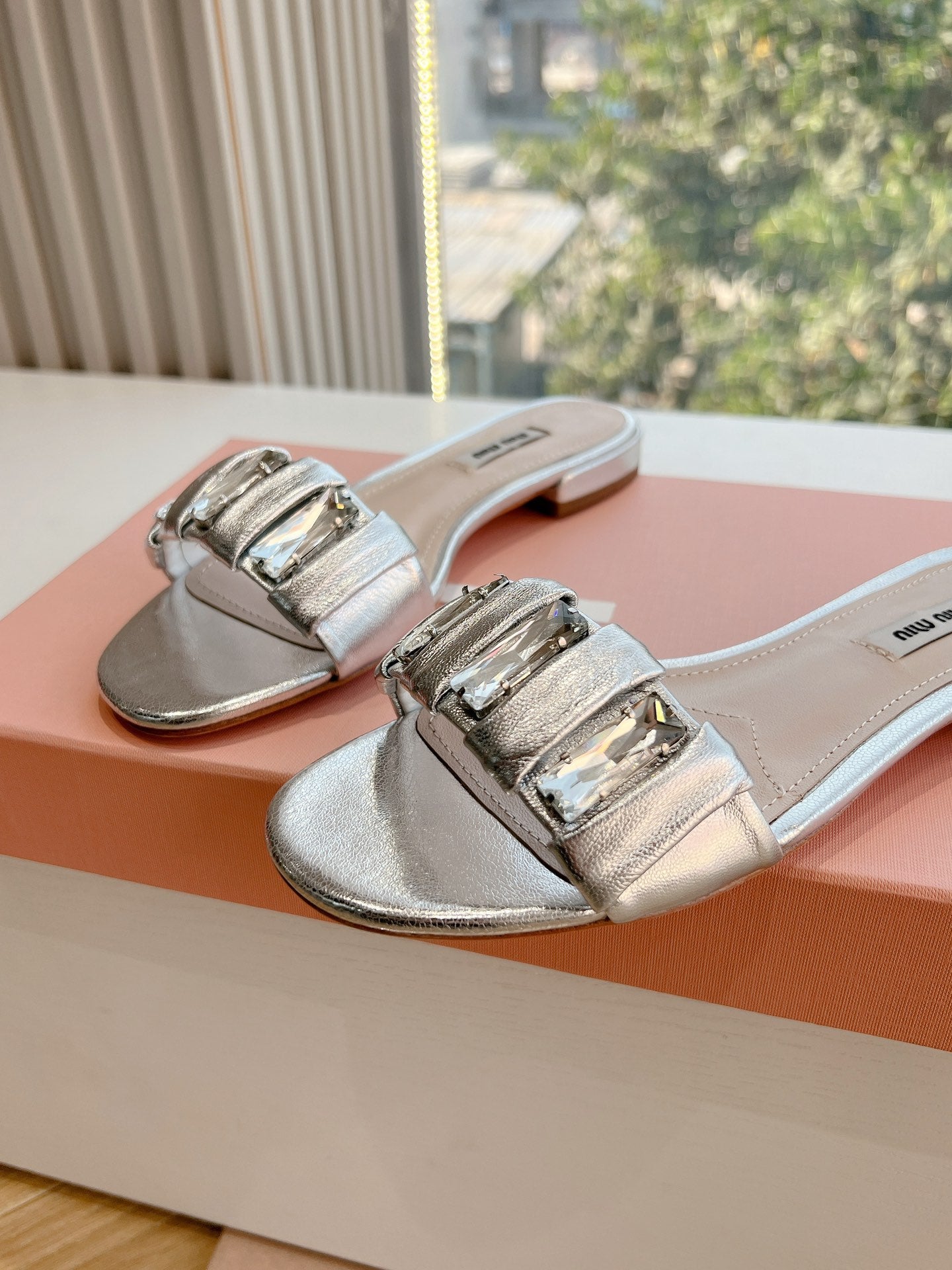 SLIDE SANDALS ATTACHED DIAMOND IN SILVER METALLIC LAMBSKIN
